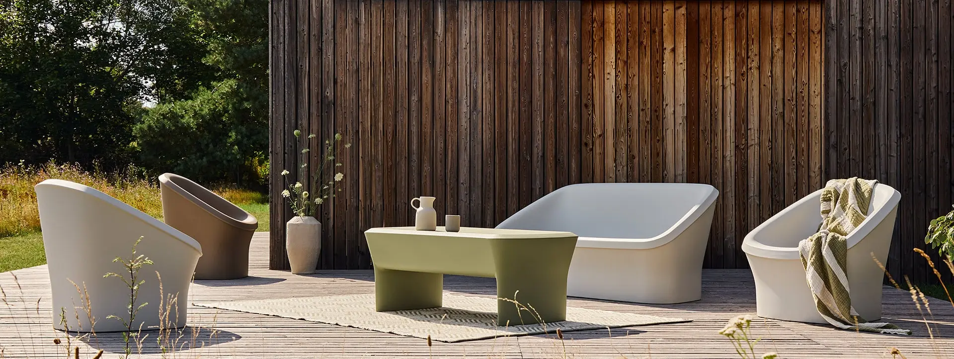 Designerskie meble ogrodowe Venve na tarasie