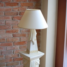 Biała lampa nocna w greckim stylu z draperiami i złotymi wstawkami, H:0,69m - zdjęcie 5