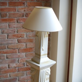 Biała lampa nocna w greckim stylu z draperiami i złotymi wstawkami, H:0,69m - zdjęcie 2