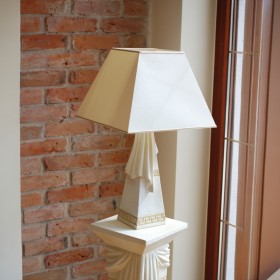 Biała lampa nocna z prostokątnym kloszem, draperiami i złotymi wstawkami, H:0,66m - zdjęcie 7
