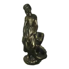 Figura dekoracyjna Kobieta z koszem H: 56cm z żywicy