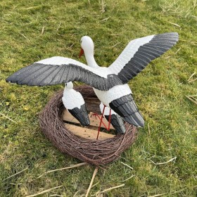 Figura ozdobna ogrodowa BOCIANIE GNIAZDO 3 BOCIANY z bocianem lecącym H: 75cm do ogrodu - zdjęcie 10