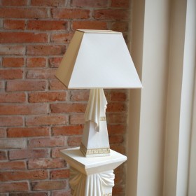 Biała lampa nocna z prostokątnym kloszem, draperiami i złotymi wstawkami, H:0,66m - zdjęcie 5