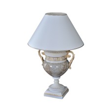 Lampa a'la marmur w kształcie jasnej amfory ze złotymi wstawkami, H: 0,8m