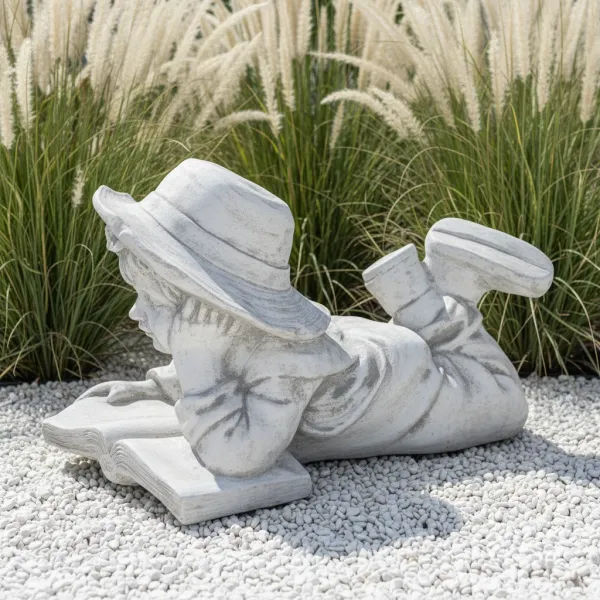 Figura ogrodowa Chłopak z książką H: 30cm betonowa