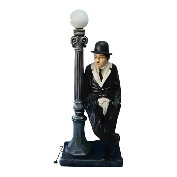 Figura dekoracyjna Chaplin z latarnią H: 70cm z żywicy