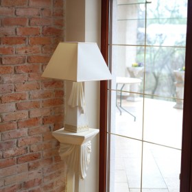 Biała lampa nocna z prostokątnym kloszem, draperiami i złotymi wstawkami, H:0,66m - zdjęcie 8