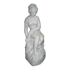 Figura dekoracyjna Akt kobiecy na skale H: 50cm z żywicy