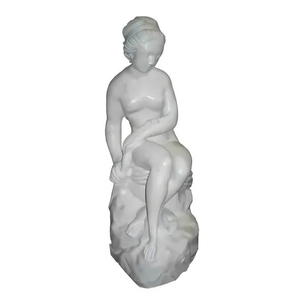 Figura dekoracyjna Akt kobiecy na skale H: 50cm z żywicy