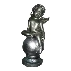 Figura dekoracyjna Anioł na kuli H: 25cm z żywicy