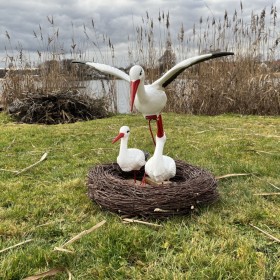 Figura ozdobna ogrodowa BOCIANIE GNIAZDO 3 BOCIANY z bocianem lecącym H: 75cm do ogrodu - zdjęcie 5