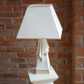 Biała lampa nocna z prostokątnym kloszem, draperiami i złotymi wstawkami, H:0,66m - zdjęcie 3