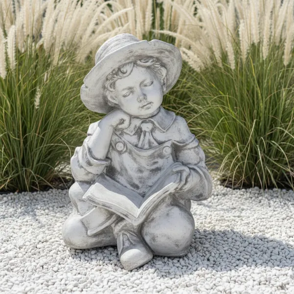 Figura ogrodowa Chłopak siedzący z książką H: 46cm betonowa