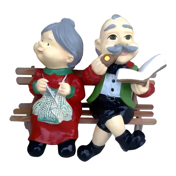 Figura dekoracyjna Para staruszków na ławce H: 25cm z żywicy