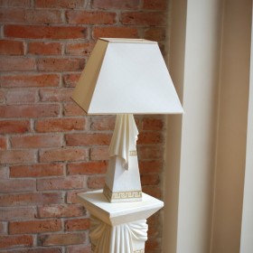 Biała lampa nocna z prostokątnym kloszem, draperiami i złotymi wstawkami, H:0,66m - zdjęcie 4