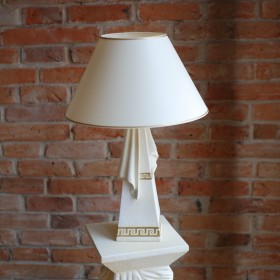 Biała lampa nocna w greckim stylu z draperiami i złotymi wstawkami, H:0,69m - zdjęcie 4