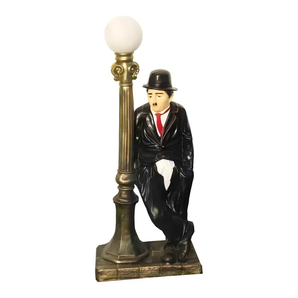 Figura dekoracyjna Chaplin z latarnią H: 110cm z żywicy