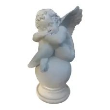 Figura dekoracyjna Anioł na kuli H: 32cm z żywicy