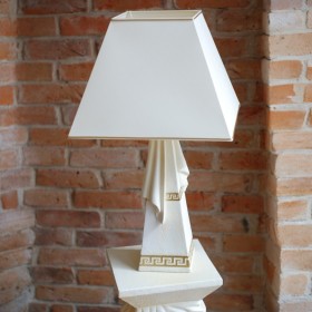 Biała lampa nocna z prostokątnym kloszem, draperiami i złotymi wstawkami, H:0,66m - zdjęcie 6